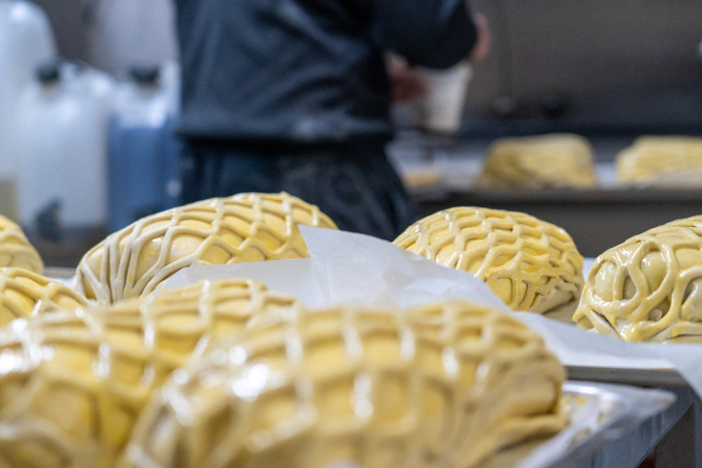 Pâtés en croûte façonnés à la main dans l’atelier